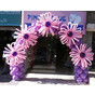 Яркая арка из латексных шаров на весенние праздники с цветами