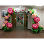 Яркая арка из латексных шаров на весенние праздники с цветами